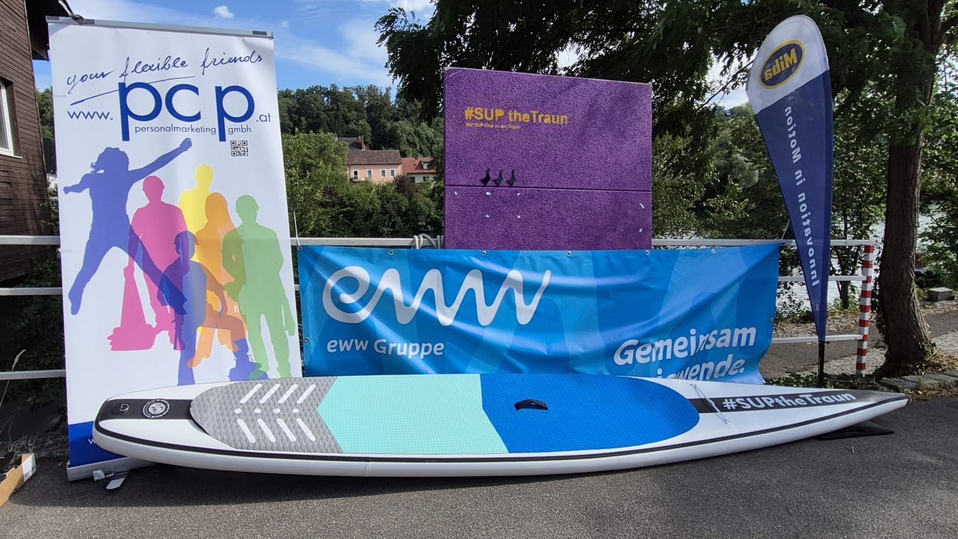 alt= "Teilnehmer beim SUPtheTraun 2026 auf der Traun während eines Rennens"